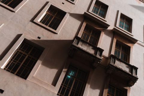 深圳被坠窗砸中男童去世，外墙面坠物已成物管难题